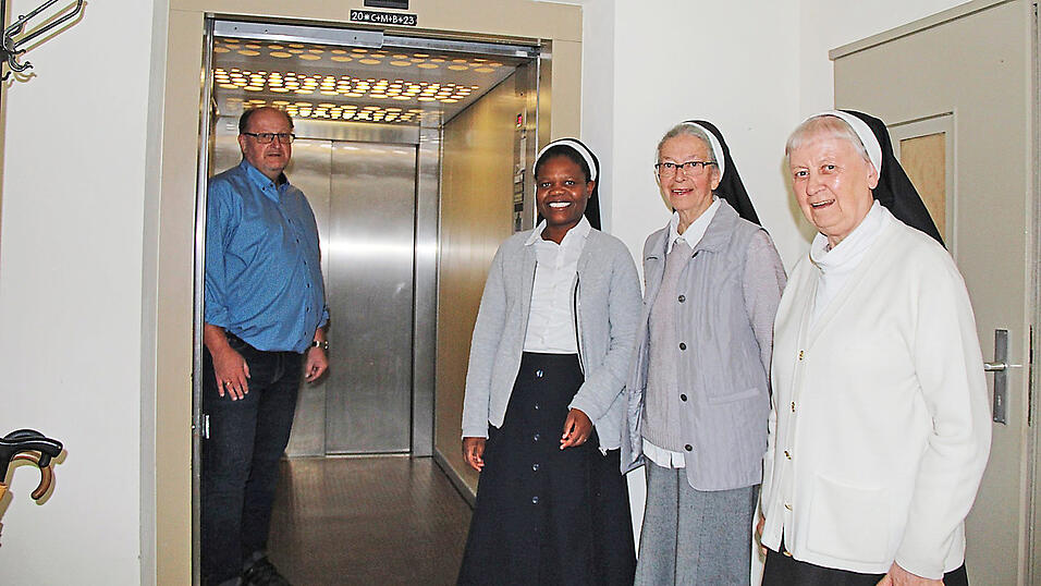 Immer wenn sich der Aufzug in Bewegung setzt, flackern im Altbau die Lichter. Auch die Reparaturanfälligkeit nimmt zu. Deshalb soll der 30 Jahre alte Lift ersetzt werden. Auch dem Bild (von rechts) Schwester Astrid, Schwester Flavia, Schwester Maureen, eine von zehn jüngeren afrikanischen Schwestern, die die europäischen Schwestern unterstützen, und Ludwig Spagl, der Fachmann für Wirtschaft und Finanzen im Kloster St. Dominikus in Strahlfeld. Immer wenn sich der Aufzug in Bewegung setzt, flackern im Altbau die Lichter. Auch die Reparaturanfälligkeit nimmt zu. Deshalb soll der 30 Jahre alte Lift ersetzt werden. Auch dem Bild (von rechts) Schwester Astrid, Schwester Flavia, Schwester Maureen, eine von zehn jüngeren afrikanischen Schwestern, die die europäischen Schwestern unterstützen, und Ludwig Spagl, der Fachmann für Wirtschaft und Finanzen im Kloster St. Dominikus in Strahlfeld.