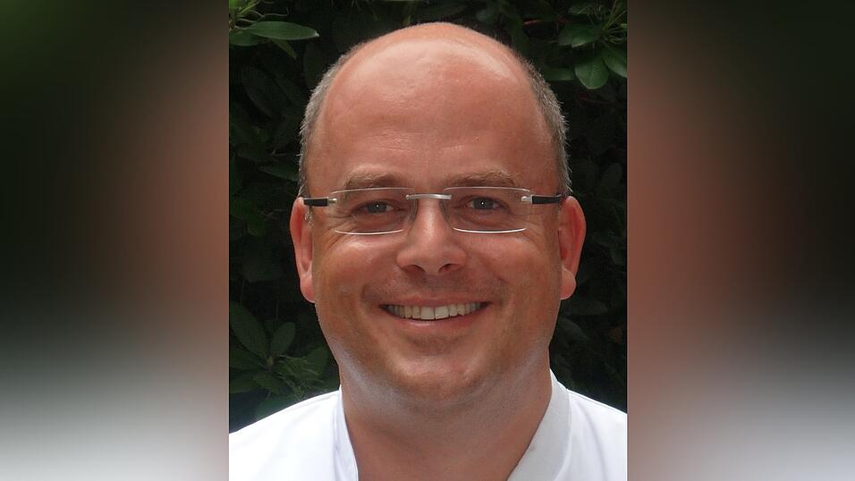 Professor Dr. Christian Zugck ist niedergelassener Facharzt für Innere Medizin, Kardiologie, Angiologie und Internistische Intensivmedizin und betreibt eine Praxis im Steiner Thor in Straubing. Professor Dr. Christian Zugck ist niedergelassener Facharzt für Innere Medizin, Kardiologie, Angiologie und Internistische Intensivmedizin und betreibt eine Praxis im Steiner Thor in Straubing.