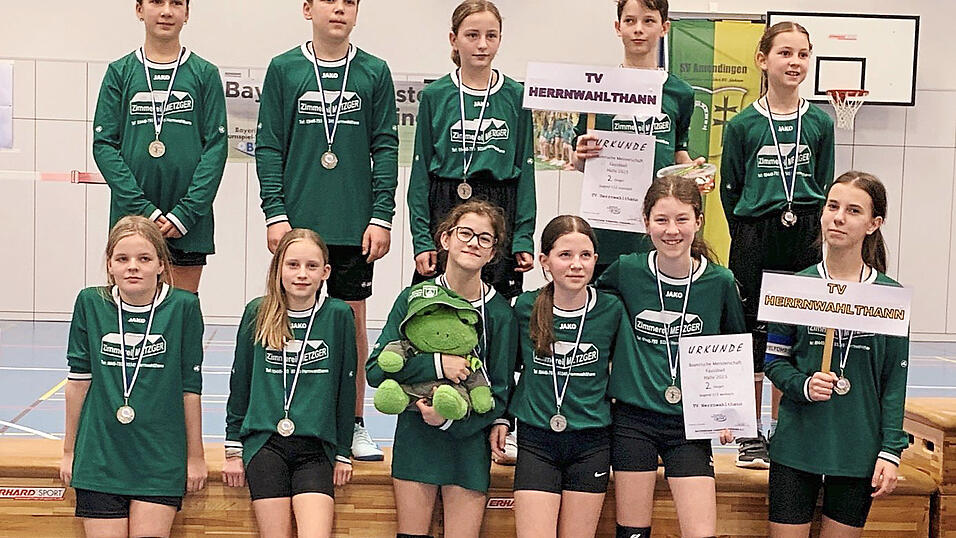 Die Faustball-Nachwuchsschmiede TV Herrnwahlthann hat doppelt zugeschlagen: Die U12m (hintere Reihe) und die U12w (vordere Reihe) auf dem bayerischen Silberrang.