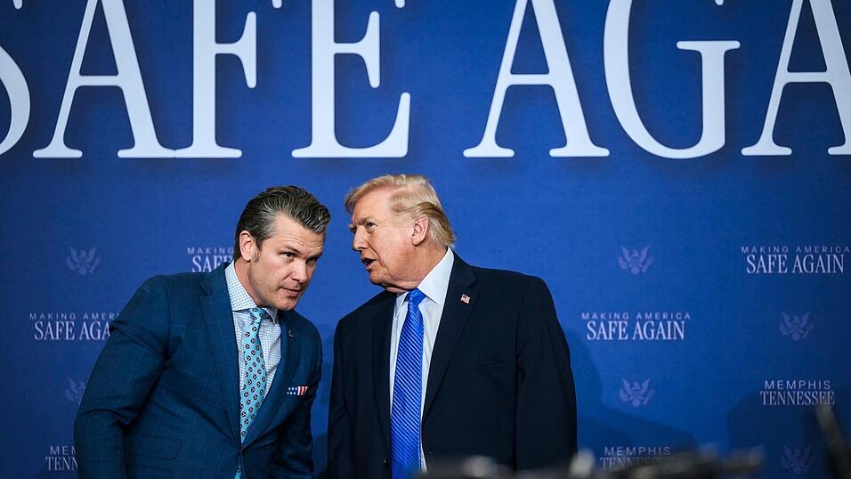 Trump (rechts) und sein Kriegsminister Hegseth versuchen den Spagat zwischen Drohungen und Diplomatie.