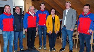 Die Bergwacht Arnbruck pr&auml;sentierte sich bei der Generalversammlung als qualifizierte Rettung-Organisation: (v.l.) Stefan Kopp, Joachim M&uuml;ller, Willi Tremmel, Bastian Baier, die B&uuml;rgermeister Angelika Leitermann und Johannes Vogl sowie Bereitschaftsleiter Korbinian Schweighofer.