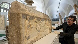 Augsburgs Stadtarch&auml;ologe Sebastian Gairhos zeigt ein r&ouml;misches Grabrelief, das Ende des Jahres bei einer gro&szlig;en Ausstellung in Rom pr&auml;sentiert werden soll. (Archivbild)