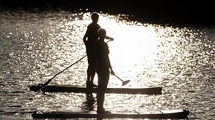 Die Wasserschutzpolizei musste am Mittwoch zwei Frauen aus der Donau retten, nachdem eine der beiden von ihrem Paddle gestürzt war. 'Das hätte böse enden können', schreibt die Polizei über den Einsatz. (Symbolbild)