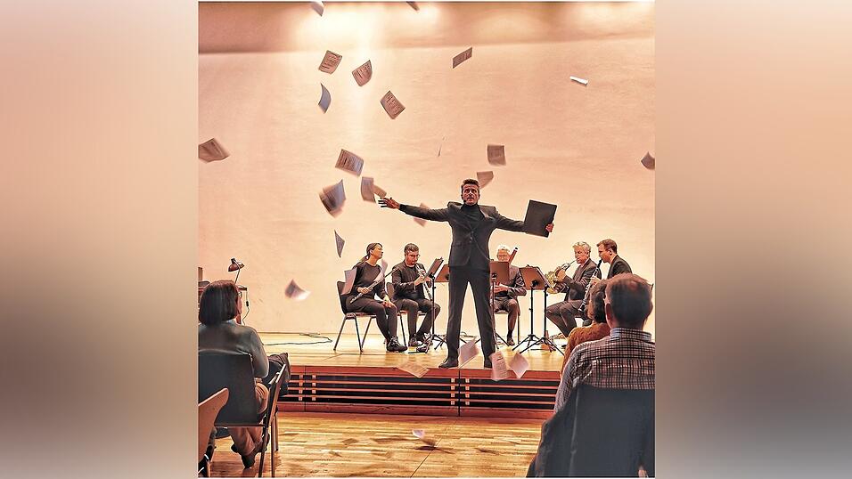Flugblätter flogen bei der Lesung mit Konzert. Schauspieler Roman Knika und das Bläserquintett Opus 45 verpassten 'Nazis eine Ohrfeige'. Flugblätter flogen bei der Lesung mit Konzert. Schauspieler Roman Knika und das Bläserquintett Opus 45 verpassten 'Nazis eine Ohrfeige'.