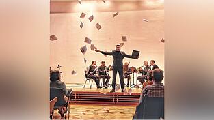 Flugblätter flogen bei der Lesung mit Konzert. Schauspieler Roman Knika und das Bläserquintett Opus 45 verpassten 'Nazis eine Ohrfeige'.