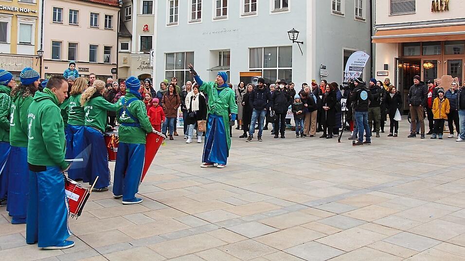 Die Samba-Percussion-Gruppe Sarar&aacute; umrahmte die Kundgebung.