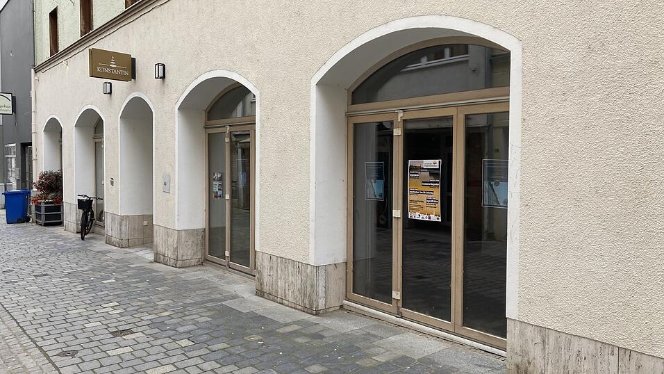 Im Spätsommer 2019 schloss das Café Konstantin in der Straubinger Innenstadt. Jetzt ist ein Nachfolger für die Räumlichkeiten gefunden. Im Spätsommer 2019 schloss das Café Konstantin in der Straubinger Innenstadt. Jetzt ist ein Nachfolger für die Räumlichkeiten gefunden.
