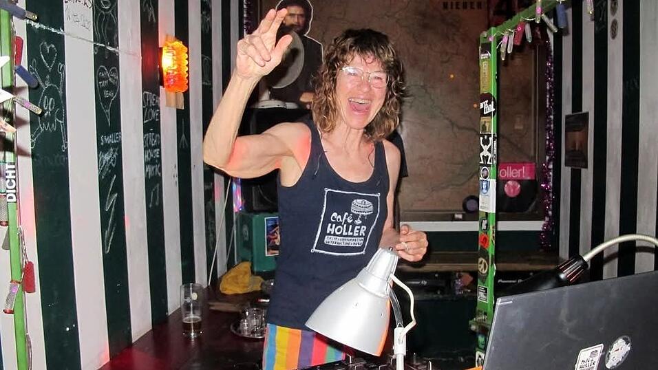 Claudia Holler hat auch als DJ sichtlich Spa&szlig;.