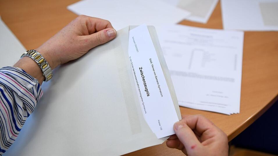 Es ist wieder so weit: In Bayern werden die Zwischenzeugnisse verteilt. (Archivbild)
