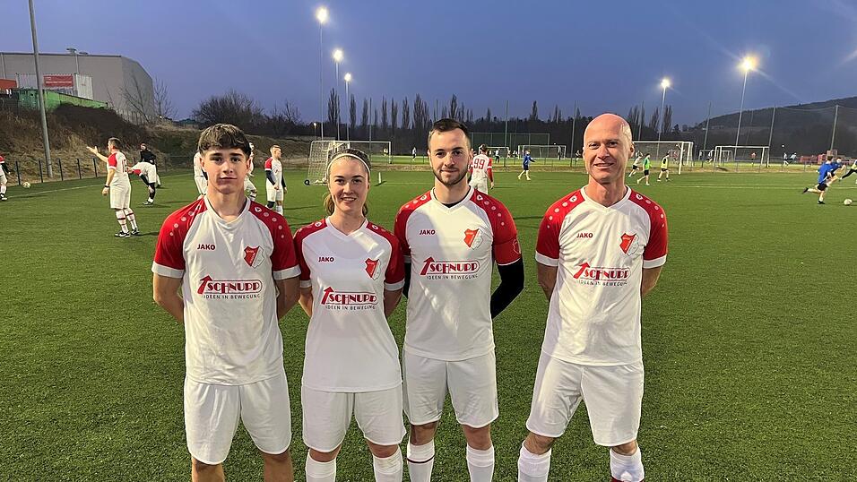 Bei einem Testspiel während des Trainingslagers der SpVgg Pondorf in Pilsen spielten Alex Groß ( r.) und drei seiner Kinder - Fabian (15), Magdalena (18) und Lukas (23, v. l.) - vor einigen Wochen schon mal zusammen. Bei einem Testspiel während des Trainingslagers der SpVgg Pondorf in Pilsen spielten Alex Groß ( r.) und drei seiner Kinder - Fabian (15), Magdalena (18) und Lukas (23, v. l.) - vor einigen Wochen schon mal zusammen.