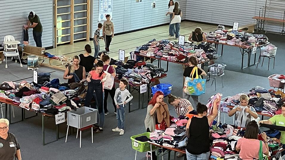 Der Herbst-Winter-Basar in der Doppelturnhalle in Mitterfels erfreut sich großer Beliebtheit - wie alle Basare im Landkreis Straubing-Bogen.