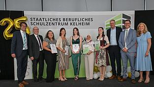 Die besten Absolventinnen und Absolventen der Berufsfachschule für Kinderpflege in Kelheim.