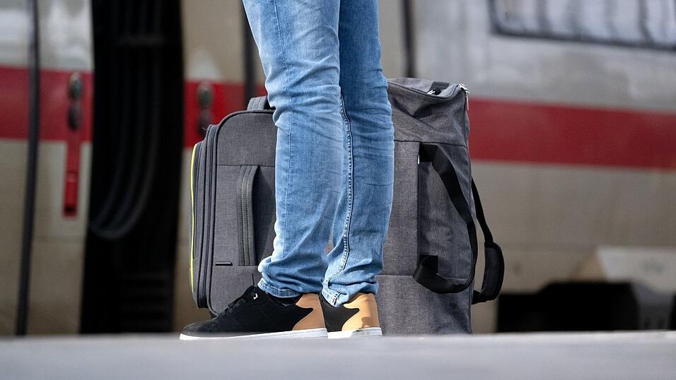 Reisende müssen bei Bahnfahrten in Bayern 2026 wieder einiges an Geduld mitbringen. (Symbolbild) Reisende müssen bei Bahnfahrten in Bayern 2026 wieder einiges an Geduld mitbringen. (Symbolbild)