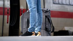 Reisende m&uuml;ssen bei Bahnfahrten in Bayern 2026 wieder einiges an Geduld mitbringen. (Symbolbild)