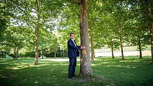 Dieses Foto verfolgt Markus S&ouml;der seit seiner Aufnahme 2020: Damals umarmte der bayerische Ministerpr&auml;sident einen Baum in M&uuml;nchen um zu zeigen, wie wichtig ihm der Klimaschutz ist. Nun hat S&ouml;ders Kabinett die Klimaneutralit&auml;t von 2040 auf 2045 verschoben. (Archivbild)