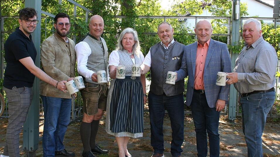 Der Wallersdorfer Volksfestausschuss mit B&uuml;rgermeister Franz Aster (2. v. r.)