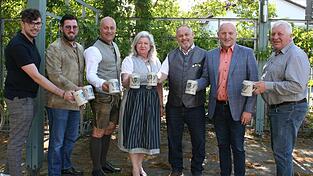 Der Wallersdorfer Volksfestausschuss mit Bürgermeister Franz Aster (2. v. r.) Der Wallersdorfer Volksfestausschuss mit Bürgermeister Franz Aster (2. v. r.)