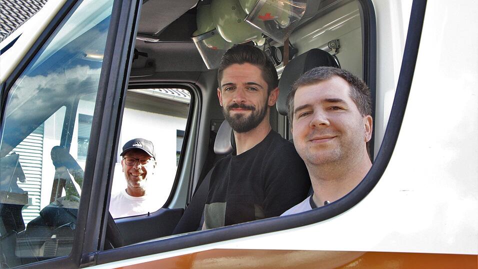 Plötzlich finden sich die Notfallsanitäter selbst im Graben. Der Unfall geht glimpflich aus - auch weil Ersthelfer wie Franz Lankes und Markus Roider (links und rechts) gleich zur Stelle sind. Notfallsanitäter Stefan Dums sitzt während des Unfalls am Steuer und übernimmt gleich noch die Versorgung eines Verletzten. Plötzlich finden sich die Notfallsanitäter selbst im Graben. Der Unfall geht glimpflich aus - auch weil Ersthelfer wie Franz Lankes und Markus Roider (links und rechts) gleich zur Stelle sind. Notfallsanitäter Stefan Dums sitzt während des Unfalls am Steuer und übernimmt gleich noch die Versorgung eines Verletzten.