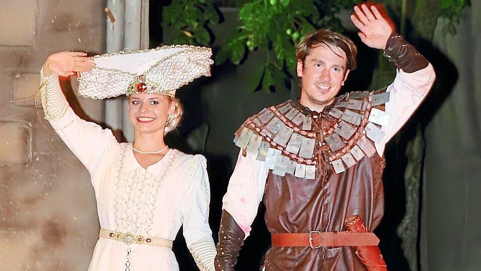 Eva Baier und Ludwig Fleischmann beim Schlussapplaus einer der Vorstellungen. Dieser Abschied blieb dem Ritterpaar in der letzten Aufführung, in der er üblicherweise am schönsten ist, leider verwehrt. Eva Baier und Ludwig Fleischmann beim Schlussapplaus einer der Vorstellungen. Dieser Abschied blieb dem Ritterpaar in der letzten Aufführung, in der er üblicherweise am schönsten ist, leider verwehrt.