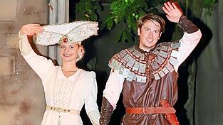 Eva Baier und Ludwig Fleischmann beim Schlussapplaus einer der Vorstellungen. Dieser Abschied blieb dem Ritterpaar in der letzten Aufführung, in der er üblicherweise am schönsten ist, leider verwehrt.