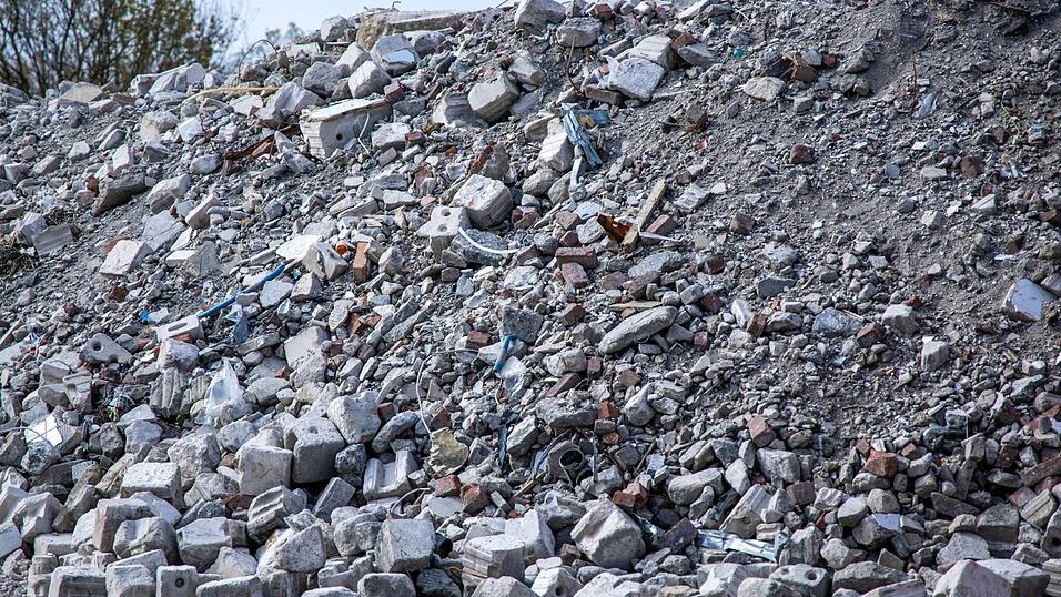 Laut Anklage geht es um 120.000 Tonnen Abfallmaterial, die nicht ordnungsgemäß entsorgt worden sein sollen. (Symbolbild) Laut Anklage geht es um 120.000 Tonnen Abfallmaterial, die nicht ordnungsgemäß entsorgt worden sein sollen. (Symbolbild)