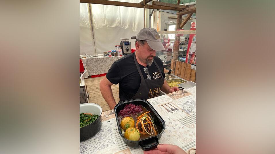 Andreas Schreindorfer vom ASD-Catering sorgt auch w&auml;hrend des Pfingsfests f&uuml;r die Verpflegung im Zelt.