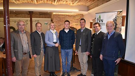 Politiker und FBG-Team setzen sich f&uuml;r die Interessen der Waldbesitzer ein: FVN-Vorsitzender Georg Huber, FBG-Vorsitzender Leonhard Berger, Landtagsabgeordnete Petra H&ouml;gl, FBG-Gesch&auml;ftsf&uuml;hrer Stefan G&uuml;rtner, 2. FBG-Vorsitzender Hubert Ertlmaier, WBS-Leiter Peter Hummel und stellvertretender Landrat Martin Huber (v.l.).