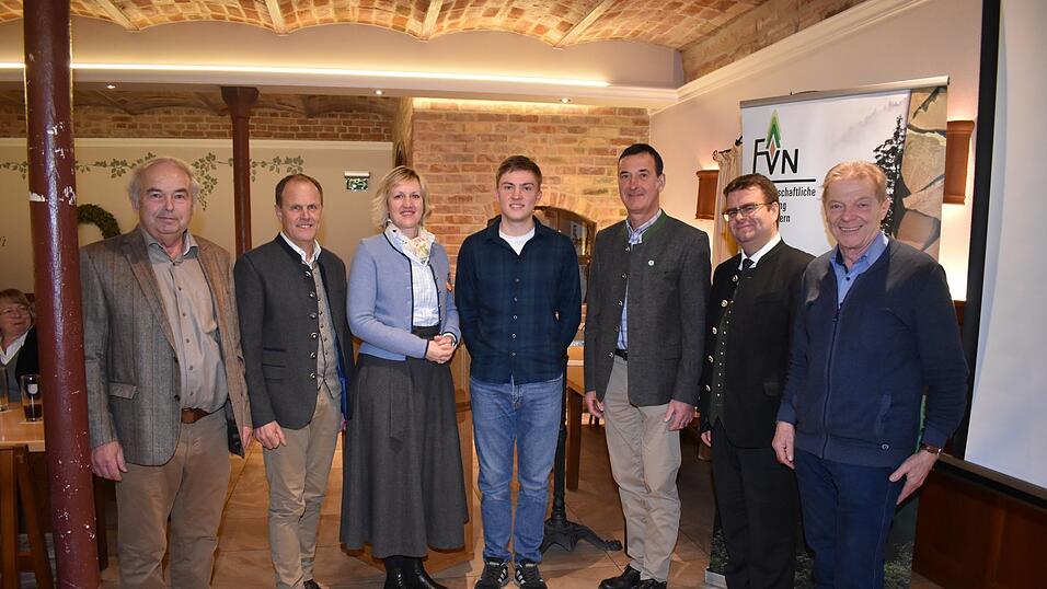 Politiker und FBG-Team setzen sich f&uuml;r die Interessen der Waldbesitzer ein: FVN-Vorsitzender Georg Huber, FBG-Vorsitzender Leonhard Berger, Landtagsabgeordnete Petra H&ouml;gl, FBG-Gesch&auml;ftsf&uuml;hrer Stefan G&uuml;rtner, 2. FBG-Vorsitzender Hubert Ertlmaier, WBS-Leiter Peter Hummel und stellvertretender Landrat Martin Huber (v.l.).