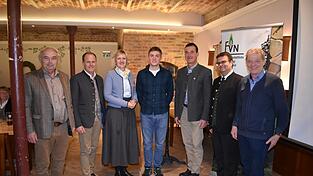 Politiker und FBG-Team setzen sich f&uuml;r die Interessen der Waldbesitzer ein: FVN-Vorsitzender Georg Huber, FBG-Vorsitzender Leonhard Berger, Landtagsabgeordnete Petra H&ouml;gl, FBG-Gesch&auml;ftsf&uuml;hrer Stefan G&uuml;rtner, 2. FBG-Vorsitzender Hubert Ertlmaier, WBS-Leiter Peter Hummel und stellvertretender Landrat Martin Huber (v.l.).