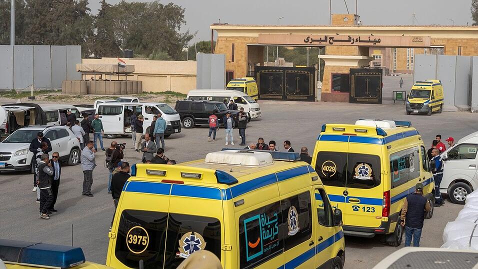 Krankenwagen stehen auf der ägyptischen Seite des Grenzübergangs Rafah zum Gazastreifen. Krankenwagen stehen auf der ägyptischen Seite des Grenzübergangs Rafah zum Gazastreifen.