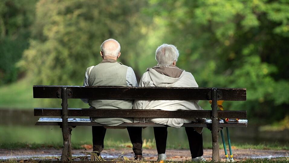 Michael Hüther, der Direktor der IW, spricht sich für eine 42-Stunde-Woche aus, um 'bis 2030 den demografisch bedingten Verlust an Arbeitsvolumen kompensieren' zu können. Michael Hüther, der Direktor der IW, spricht sich für eine 42-Stunde-Woche aus, um 'bis 2030 den demografisch bedingten Verlust an Arbeitsvolumen kompensieren' zu können.