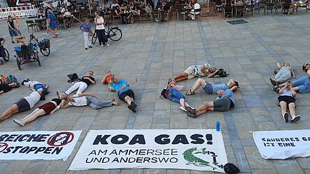 &bdquo;Koa Gas&ldquo;. Mit ihren K&ouml;rpern schrieben Teilnehmende der Kundgebung ihre Forderung auf den Neupfarrplatz.