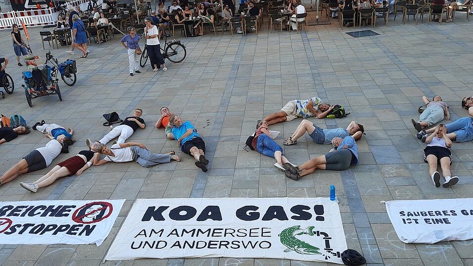 &bdquo;Koa Gas&ldquo;. Mit ihren K&ouml;rpern schrieben Teilnehmende der Kundgebung ihre Forderung auf den Neupfarrplatz.