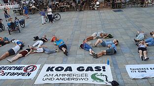 „Koa Gas“. Mit ihren Körpern schrieben Teilnehmende der Kundgebung ihre Forderung auf den Neupfarrplatz. „Koa Gas“. Mit ihren Körpern schrieben Teilnehmende der Kundgebung ihre Forderung auf den Neupfarrplatz.