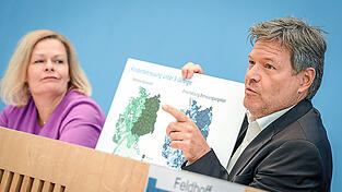 Die Minister Nancy Faeser und Robert Habeck stellen den Bericht vor. Demnach gleichen sich die Rahmenbedingungen hierzulande an.