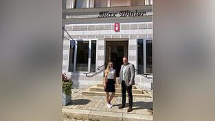 Bürgermeister Martin Stoiber ist überzeugt, mit Theresa Buhrke die richtige Mitarbeiterin für die verschiedenen Aufgaben als Standortkoordinatorin gefunden zu haben. Anzutreffen ist sie in ihrem Büro in der Tourist-Info am Marktplatz. Bürgermeister Martin Stoiber ist überzeugt, mit Theresa Buhrke die richtige Mitarbeiterin für die verschiedenen Aufgaben als Standortkoordinatorin gefunden zu haben. Anzutreffen ist sie in ihrem Büro in der Tourist-Info am Marktplatz.