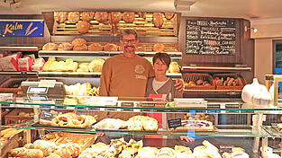 Peter und Doris Kalm in ihrem Hauptgeschäft im Ortskern von Hunderdorf. Den Kunden eine Vielfalt an Backwaren anzubieten, ist beiden ein Anliegen. Im Zuge einer immer ausufernden Dokumentationspflicht ist das nicht immer einfach.