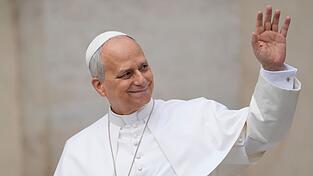 Papst Leo XIV. setzt in einigen Bereichen andere Akzente als sein Vorg&auml;nger Papst Franziskus