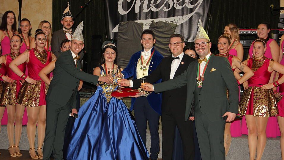 Vizepräsident Daniel Hölzl, Prinzessin Stefanie, Prinz Markus, Bürgermeister Helmut Fichtner und Präsident Andreas Wildfeuer bei der Schlüsselübergabe. Vizepräsident Daniel Hölzl, Prinzessin Stefanie, Prinz Markus, Bürgermeister Helmut Fichtner und Präsident Andreas Wildfeuer bei der Schlüsselübergabe.