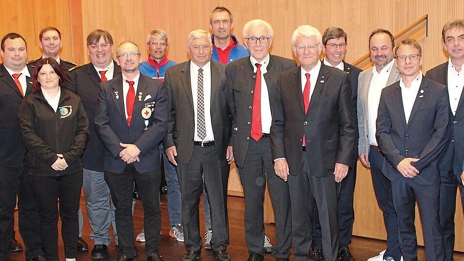Theo Zellner (Sechster von rechts) bleibt an der Spitze des BRK-Kreisverbands Cham.