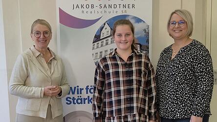 Marie Stumpf (Mitte) gehört zu den ersten Schülerinnen an der Jakob-Sandtner-Realschule, hier flankiert von ihrer Mutter Stefanie Stumpf (rechts) und Direktorin Regina Houben.