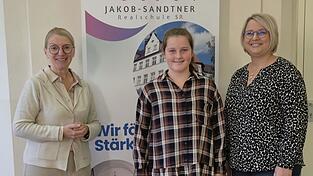 Marie Stumpf (Mitte) gehört zu den ersten Schülerinnen an der Jakob-Sandtner-Realschule, hier flankiert von ihrer Mutter Stefanie Stumpf (rechts) und Direktorin Regina Houben.