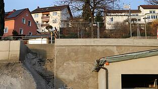 Links die großen Legosteine, die die Mauer bislang stützten, rechts ein bereits saniertes Stück. Links die großen Legosteine, die die Mauer bislang stützten, rechts ein bereits saniertes Stück.