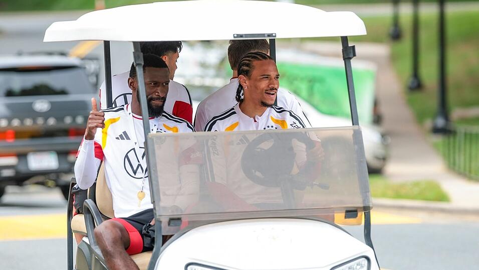 Zwei Umstrittene, die sich bestens verstehen: Beifahrer Antonio Rüdiger und Fahrer Leroy Sané (r) im Golfcart auf dem Weg zum Trainingsplatz. (Archivbild) Zwei Umstrittene, die sich bestens verstehen: Beifahrer Antonio Rüdiger und Fahrer Leroy Sané (r) im Golfcart auf dem Weg zum Trainingsplatz. (Archivbild)