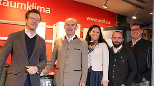 Hubert Aiwanger schaute am Sonntag auf der Messe vorbei - hier bei der Firma Wolf.