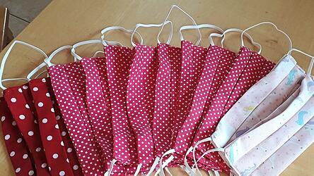 Viele bunte Masken bringe Farbe in den tristen Alltag.