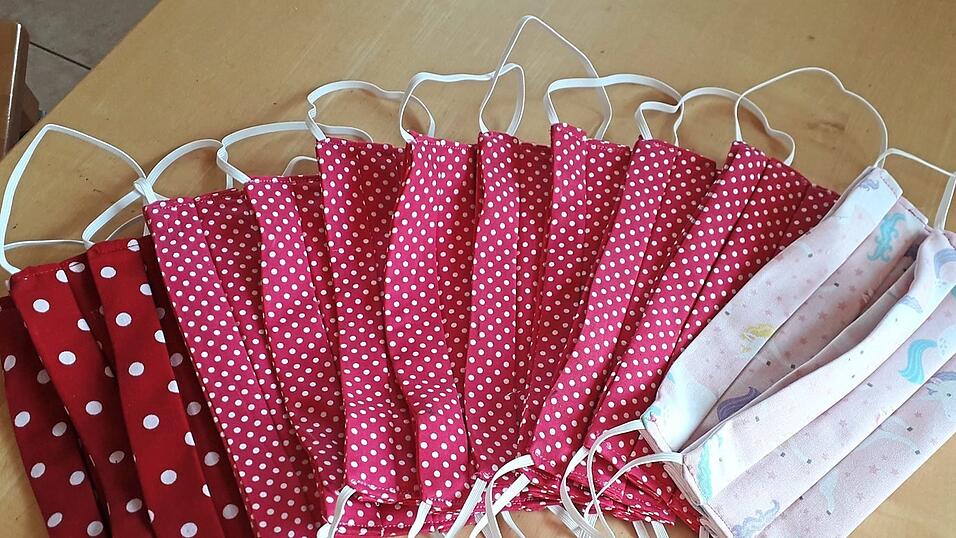 Viele bunte Masken bringe Farbe in den tristen Alltag.