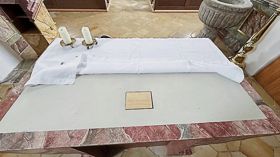 Der fehlende Altarstein wurde provisorisch mit einem einfachen St&uuml;ck Holz ersetzt. Ob wieder Reliquien in den Altar kommen, ist unklar.