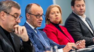 Nach dem Koalitionsausschuss informieren Markus Söder (v. l.), Friedrich Merz, Bärbel Bas und Lars Klingbeil über die Ergebnisse: Die Koalition verspricht sanierte Straßen.