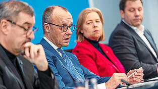 Nach dem Koalitionsausschuss informieren Markus Söder (v. l.), Friedrich Merz, Bärbel Bas und Lars Klingbeil über die Ergebnisse: Die Koalition verspricht sanierte Straßen. Nach dem Koalitionsausschuss informieren Markus Söder (v. l.), Friedrich Merz, Bärbel Bas und Lars Klingbeil über die Ergebnisse: Die Koalition verspricht sanierte Straßen.